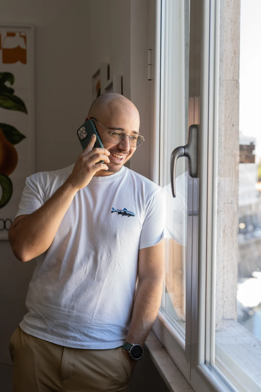 Francesco Nocentini al telefono davanti alla finestra del suo spazio di lavoro a Livorno