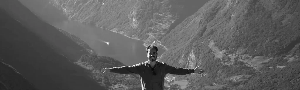 Francesco Nocentini, consulente SEO a Livorno, sulla vetta di un fiordo Norvegese, simboleggiando il percorso e l'ascesa, a piccoli passi, verso il successo nel mondo del digitale.